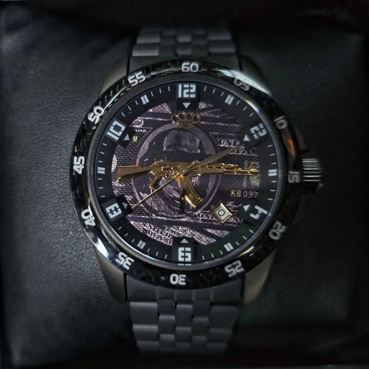 Vooraanzicht van het MVL AK47 automatisch horloge carbon zwart op kussen, dollarbiljet-wijzerplaat
