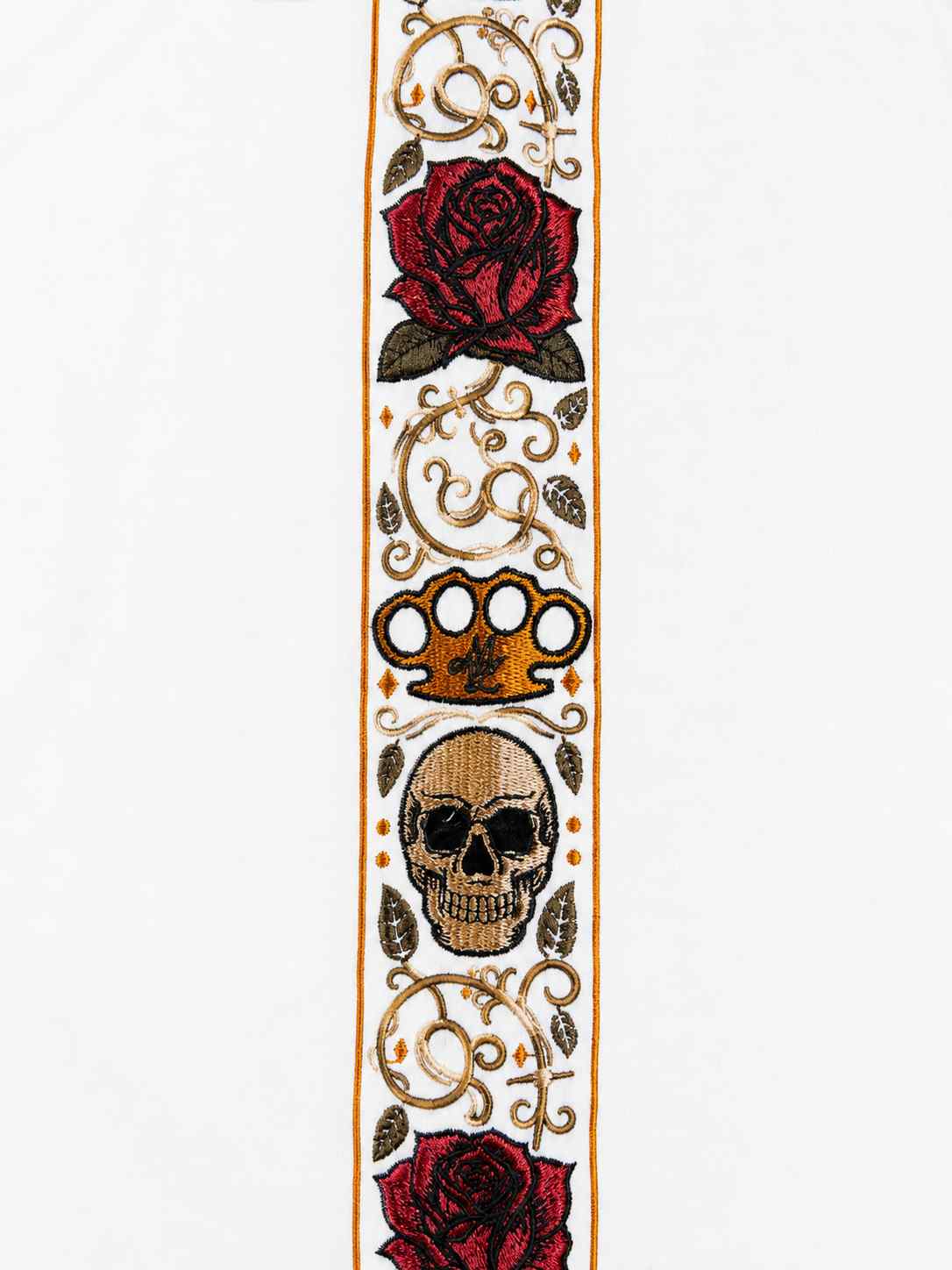 Gros plan de la bande Calavera avec roses, tête de mort et logo MVL doré sur blanc