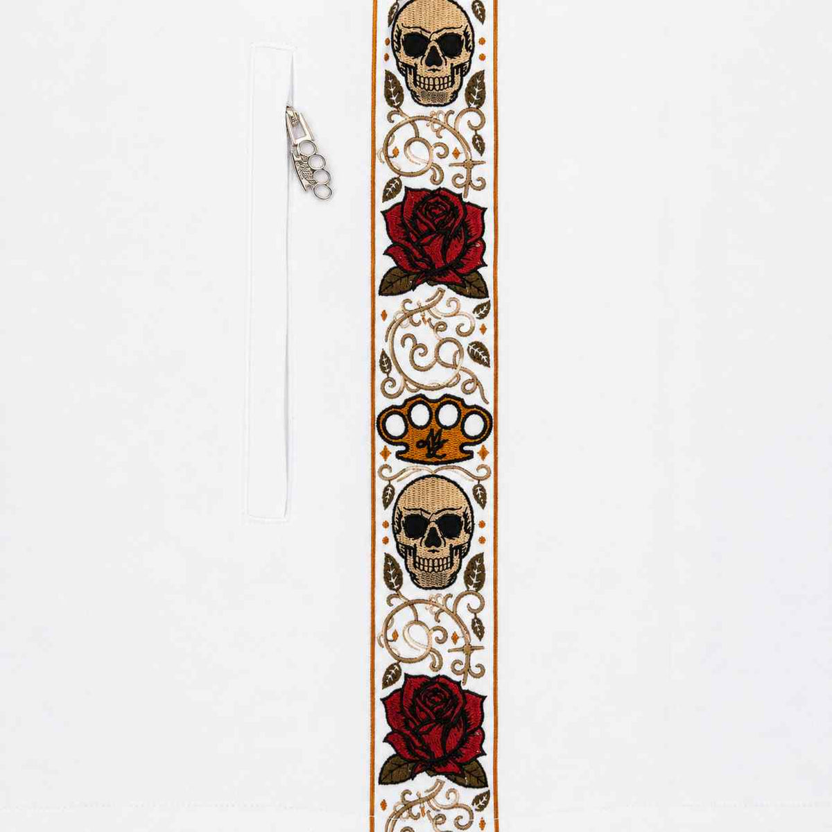 Primo piano della banda laterale Calavera con teschi, rose rosse e logo MVL accanto alla zip