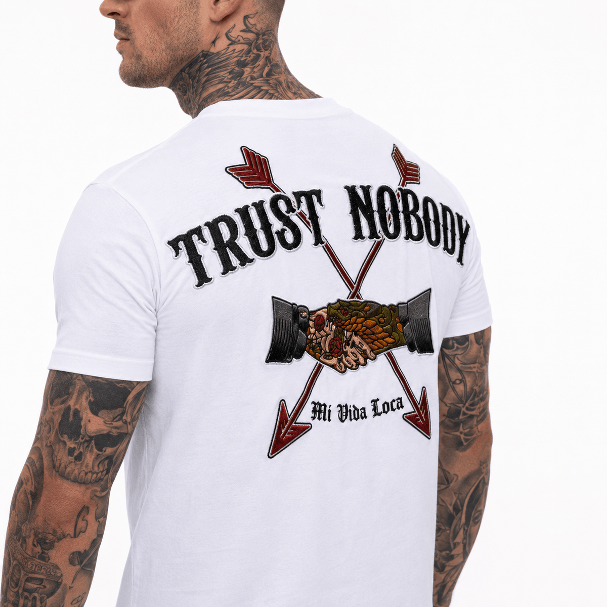 Koszulka Trust nobody embroidery biała na modelu, nadruk na plecach z bliska przez ramiona i plecy