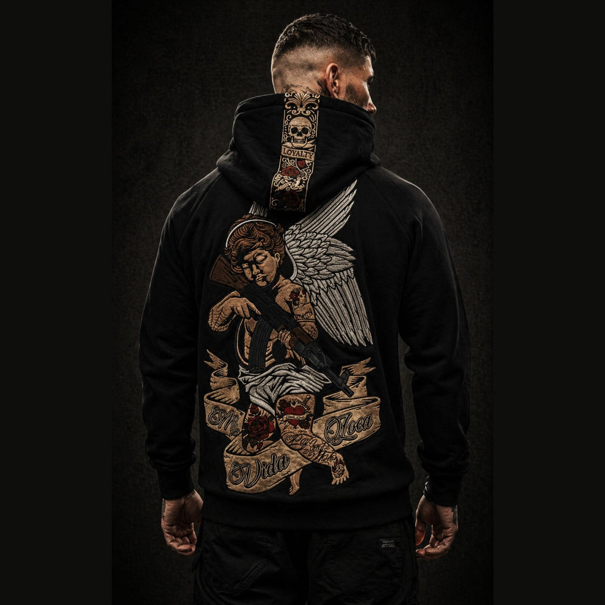 Mi Vida Loca Cupid with gun hoodie in zwart, achterkant met groot geborduurd rugstuk gedragen door model