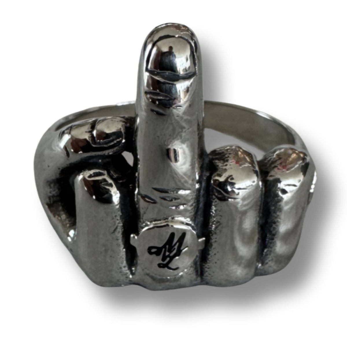 Gros plan de la bague MVL Middle finger argentée avec monogramme MVL gravé au doigt