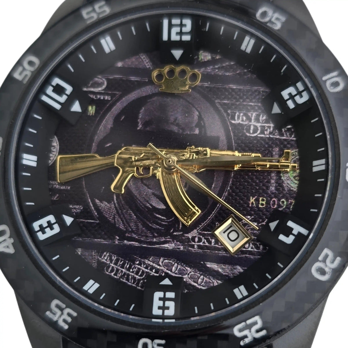 Close-up van de wijzerplaat van het MVL AK47 horloge met gouden AK47, MVL logo en carbon rand