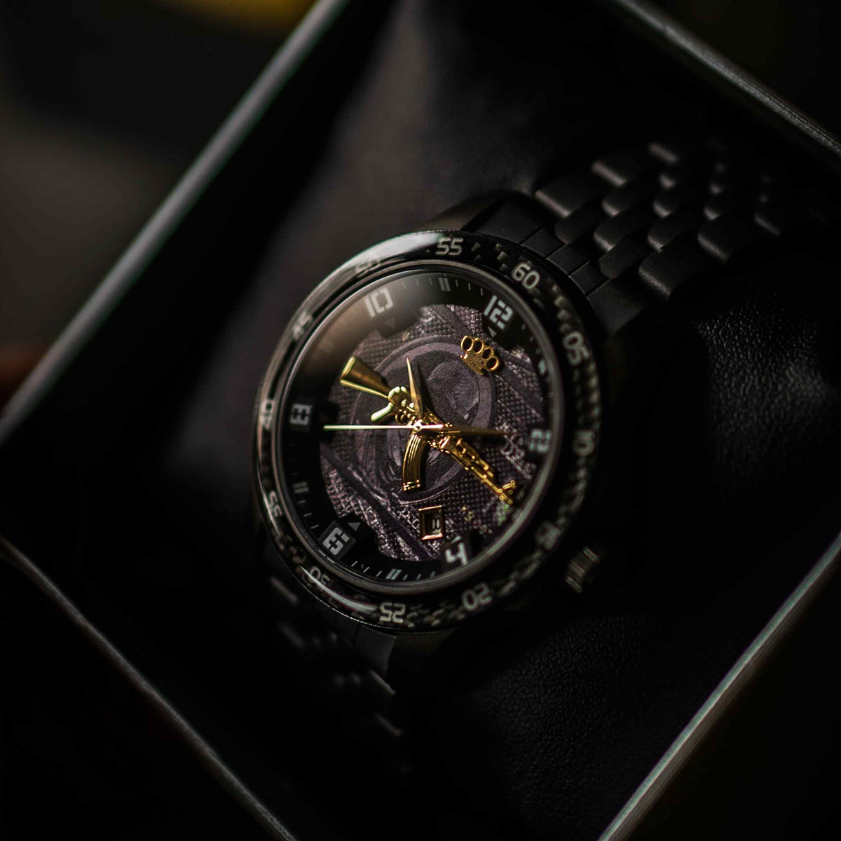 Mi Vida Loca AK47 automatisch horloge carbon zwart met gouden AK47 op de wijzerplaat, in de horlogedoos