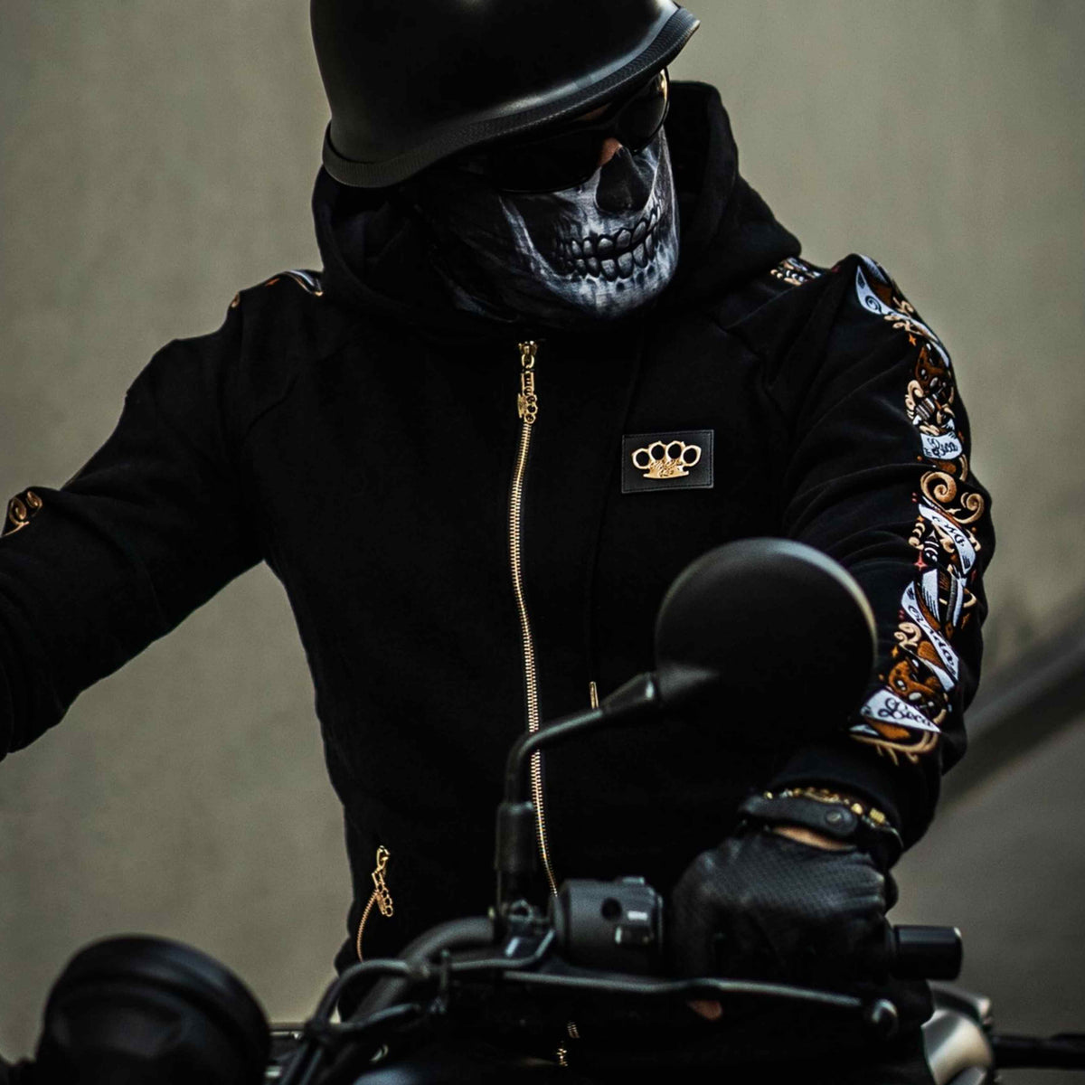 Mannequin avec masque tête de mort et casque dans le hoodie Savage ornate noir sur une moto