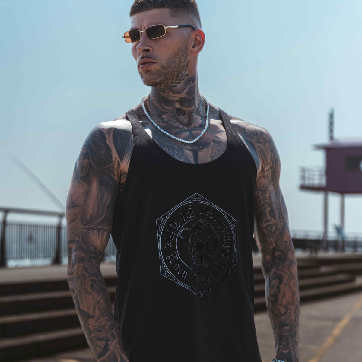 Débardeur MVL Original streetwear noir porté par un mannequin sur un quai, photographié en contre-plongée