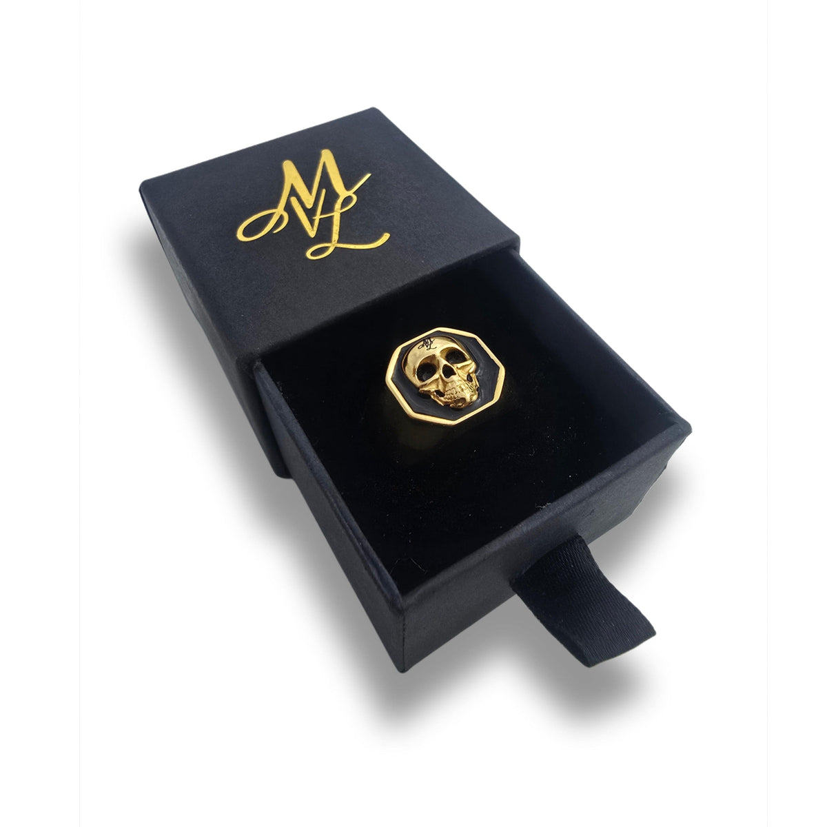 Anillo MVL 3D Skull dorado en estuche negro abierto con monograma ML dorado