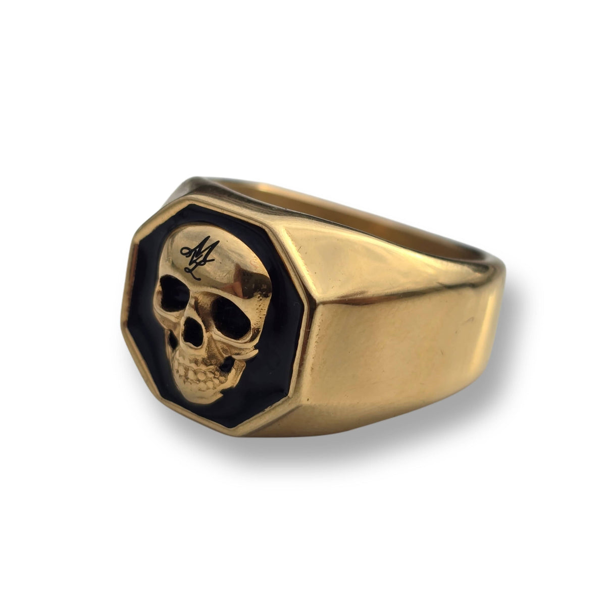 Anillo Mi Vida Loca MVL 3D Skull dorado con placa octogonal negra y monograma ML, vista lateral