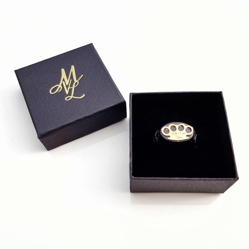 Pierścień MVL logo ring czarny w otwartym pudełku na pierścionek obok wieczka ze złotym monogramem MVL