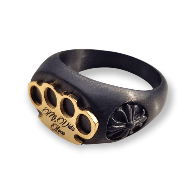 Pierścień Mi Vida Loca logo ring czarny ze złotym logo MVL i krzyżem z boku, widok ukośny