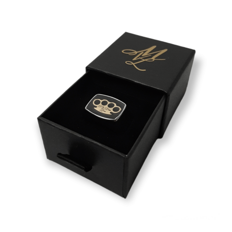 MVL zegelring zilver in open zwarte ringdoos met gouden ML-monogram