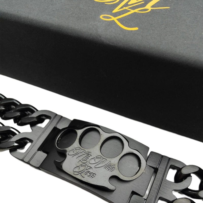 Primer plano de la placa del logo MVL con texto Mi Vida Loca grabado en la pulsera Black line