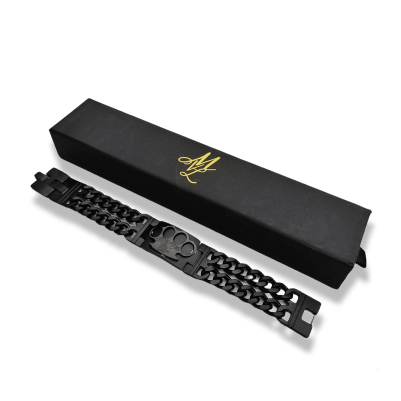 Pulsera MVL Black line negra de eslabones delante de la caja cerrada con logo dorado