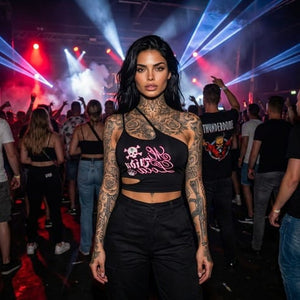Mi Vida Loca Babe Skull one shoulder top in zwart met roze print, gedragen door model op een feest