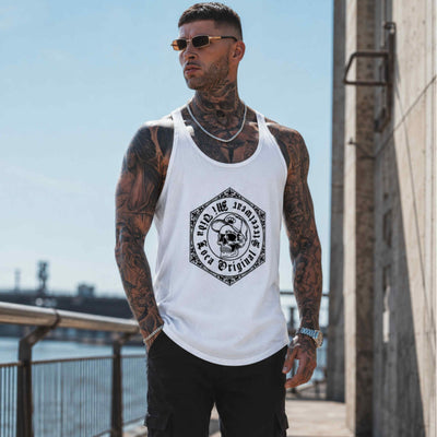 Wytatuowany model w okularach przeciwsłonecznych w białym tank topie MVL Original streetwear nad wodą