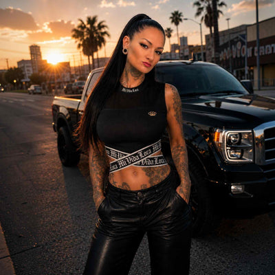 Top Mi Vida Loca Signature Women czarny na modelce w skórzanych spodniach przy czarnym pick-upie